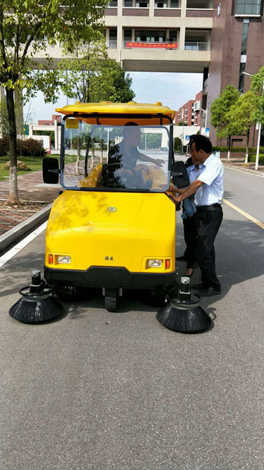 洗地機(jī)，掃地機(jī)，工業(yè)吸塵器，高壓清洗機(jī)，洗掃一體機(jī)，駕駛式洗地機(jī)，手推式洗地機(jī)，駕駛式掃地機(jī)，手推式掃地機(jī)，長沙亮點(diǎn)環(huán)保官網(wǎng)，商用吸塵器，長沙洗地機(jī)，長沙掃地機(jī)，長沙高壓清洗機(jī)，湖南工業(yè)吸塵器，湖南掃地機(jī)，湖南高壓清洗機(jī)，湖南工業(yè)吸塵器