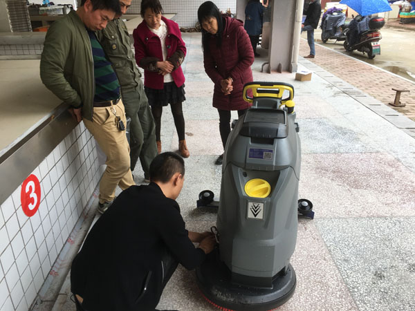 洗地機，掃地機，工業(yè)吸塵器，高壓清洗機，洗掃一體機，駕駛式洗地機，手推式洗地機，駕駛式掃地機，手推式掃地機，長沙亮點環(huán)保官網(wǎng)，商用吸塵器，長沙洗地機，長沙掃地機，長沙高壓清洗機，湖南工業(yè)吸塵器，湖南掃地機，湖南高壓清洗機，湖南工業(yè)吸塵器